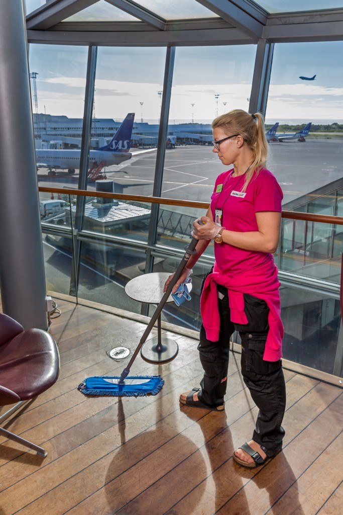Elisabet Wannerborn, teamledare: ”Här städas varje toalett 16 gånger per dygn. Vi får beröm varje dag från resenärer för att det är så rent. Den övriga personalen på flygplatsen säger att städningen har blivit mycket bättre sedan Samhall tog över.”