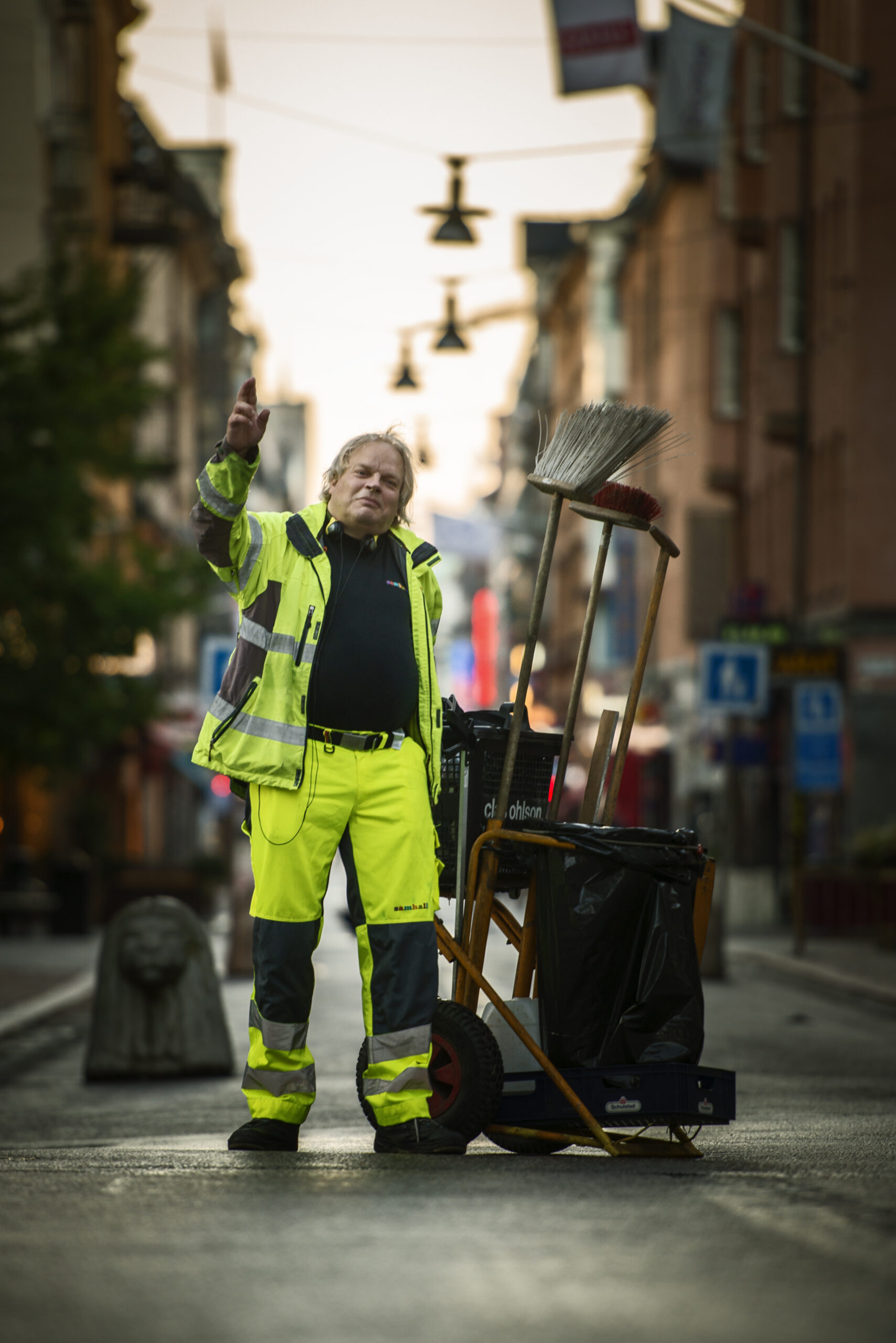 Dagen har precis börjat och Drottningatan är tom. Om några timmar kommer det myllra av folk här. Då har Stor Robert redan städat allt och börjar förbereda sig för nästa dag.