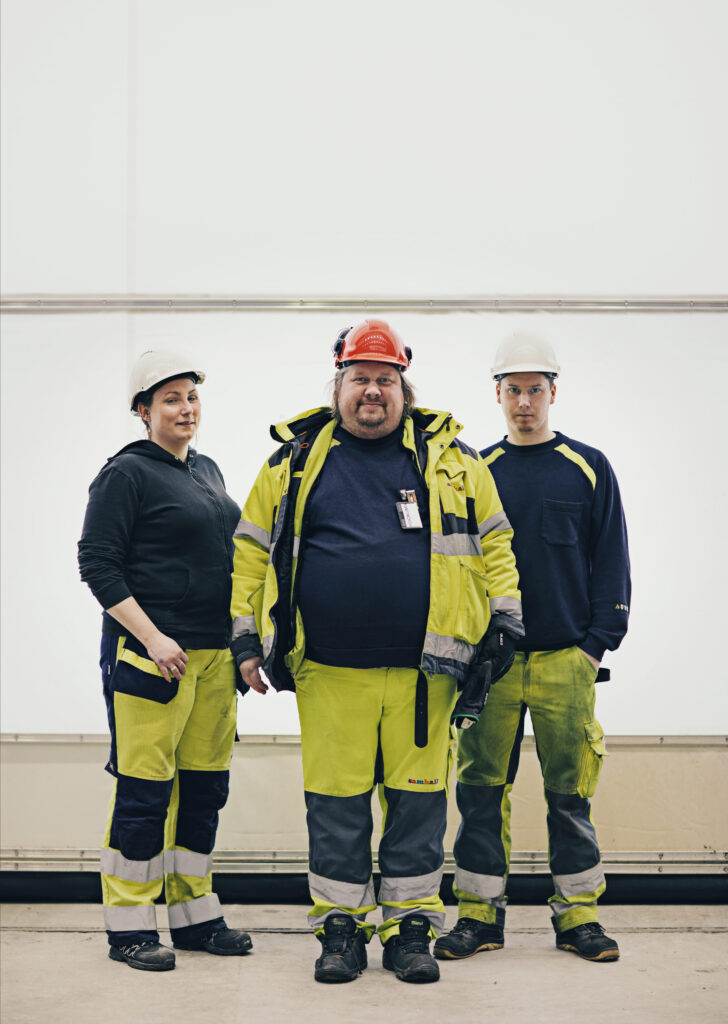 Gruppfoto tre personer i arbetskläder