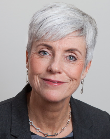 Kvinna med kort grått hår och örhängen