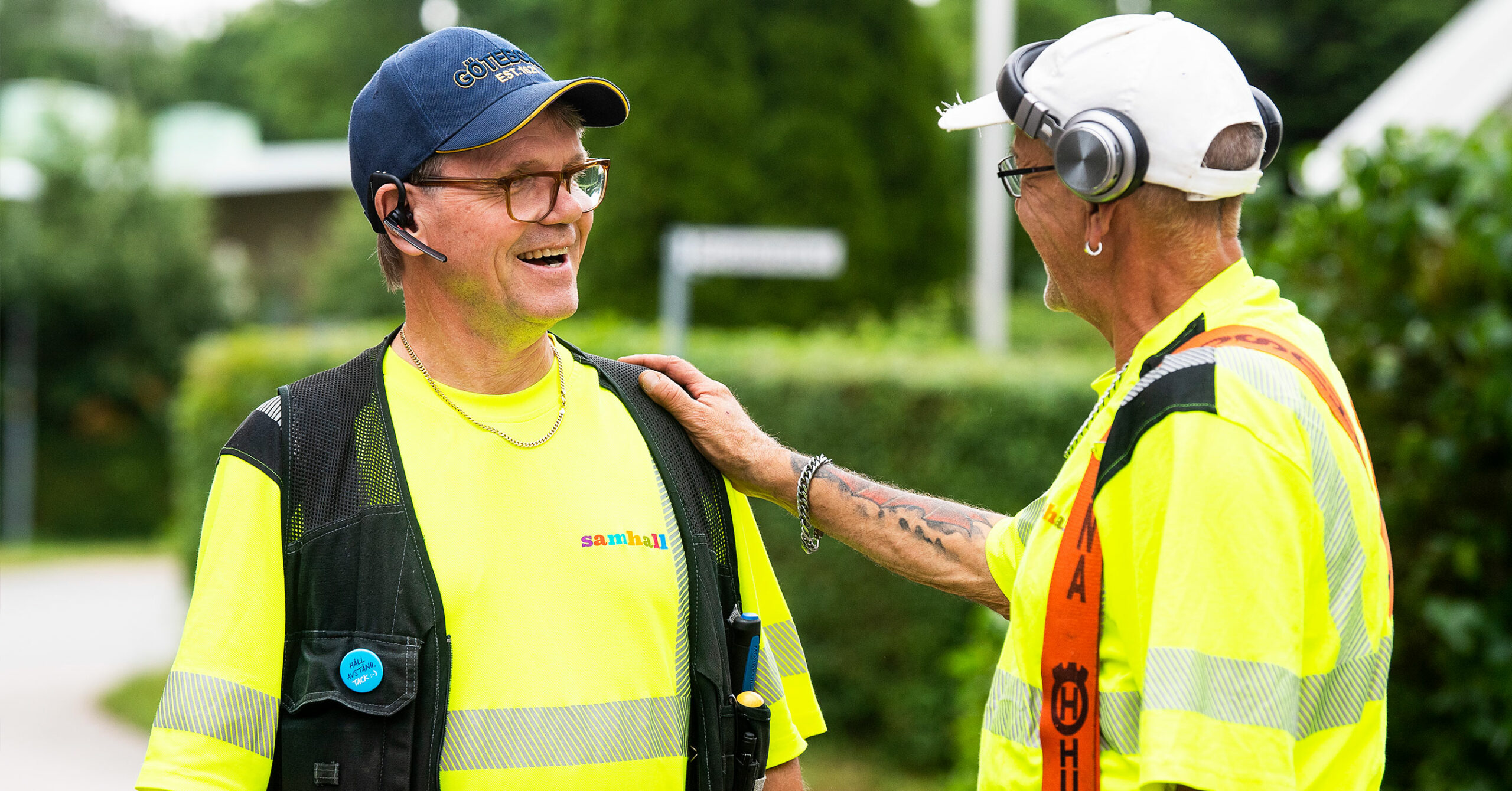 Samhall-medarbetaren Michael Johnsson klappar kollegan Mats på axeln.