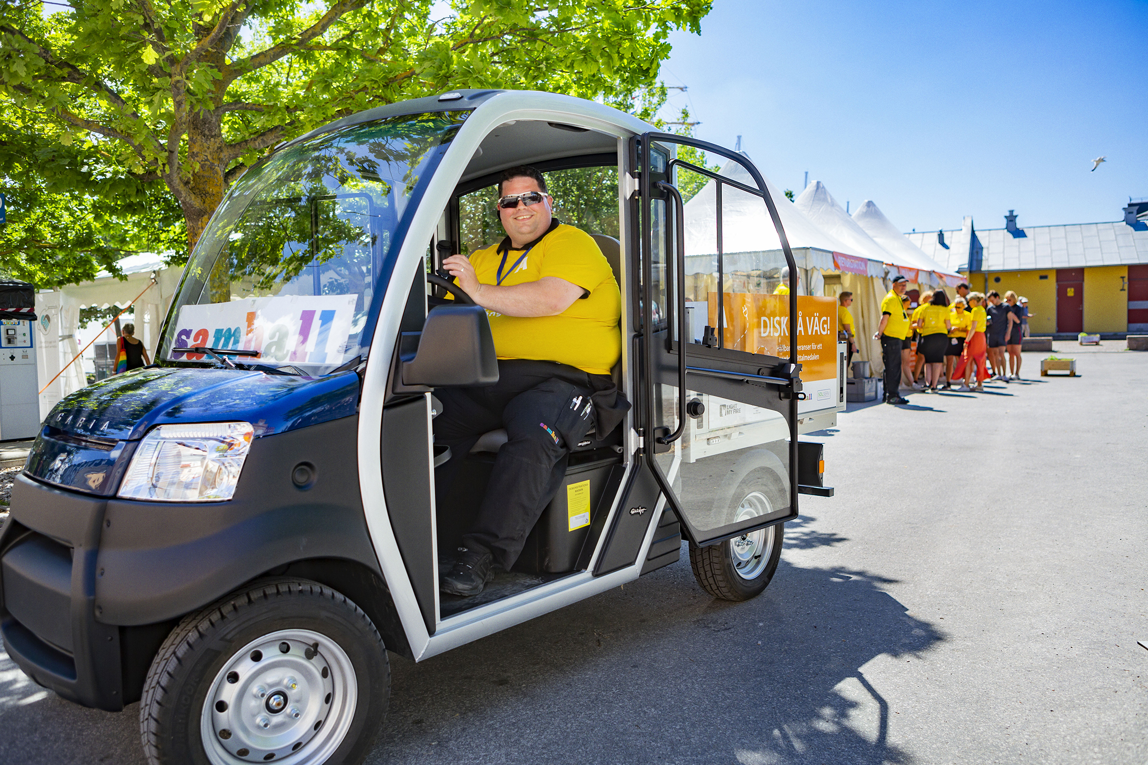 Medarbetare kör elbilen i Almedalen