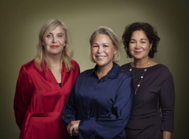 Porträtt av tre kvinnor. Från vänster: Helena Salomonson (blond med röd kllänning), Susanna Stubberöd (blond med mörkblå skorta), Sabina Rasiwala (mörkt lockigt hår med lila klänning och halsband).