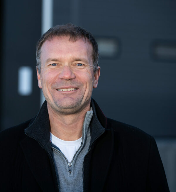 Man tittar in i kameran och ler.