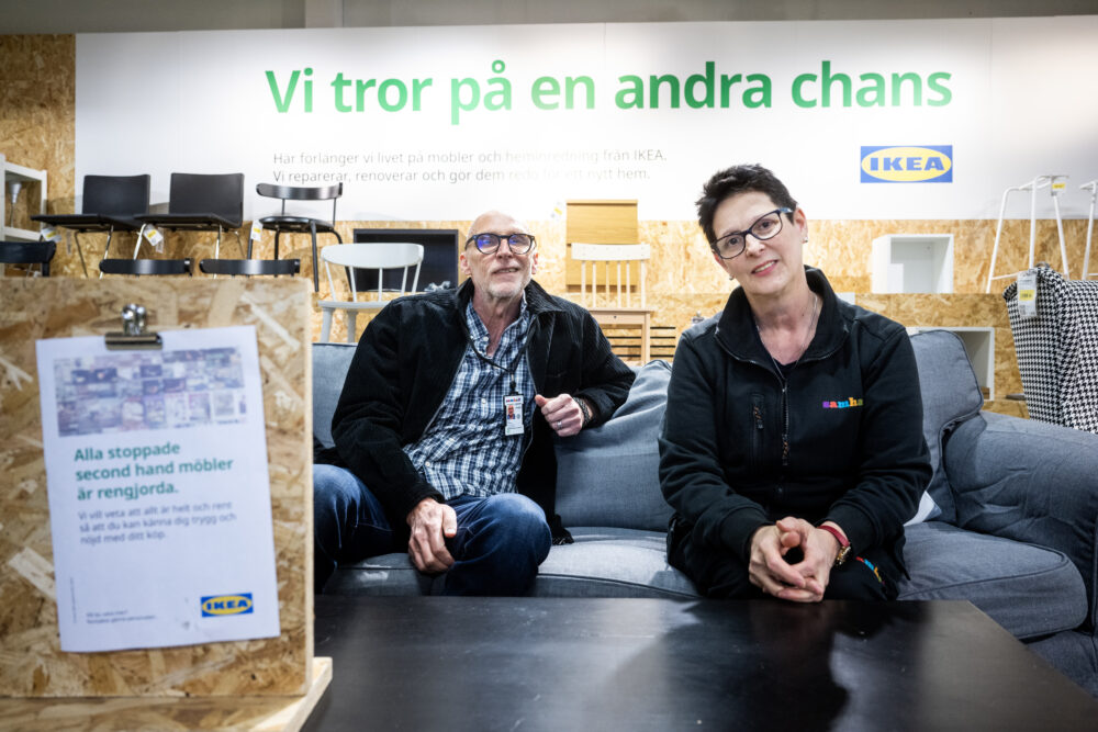 Peter Karlsson och Olga Kronström sitter i en soffa och tittar in i kameran. I bakgrunden står det "vi tror på en andra chans" på en skylt.