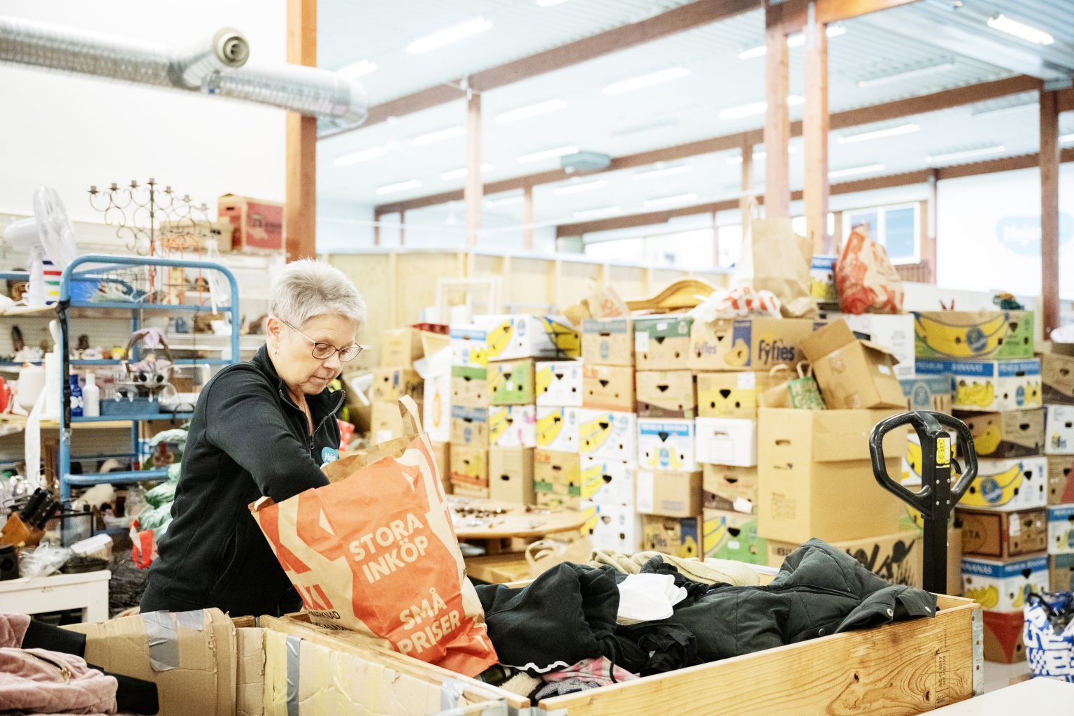 Lizbeth Nilsson jobbar hos Majas Stöd Mot Barncancer Secondhand.