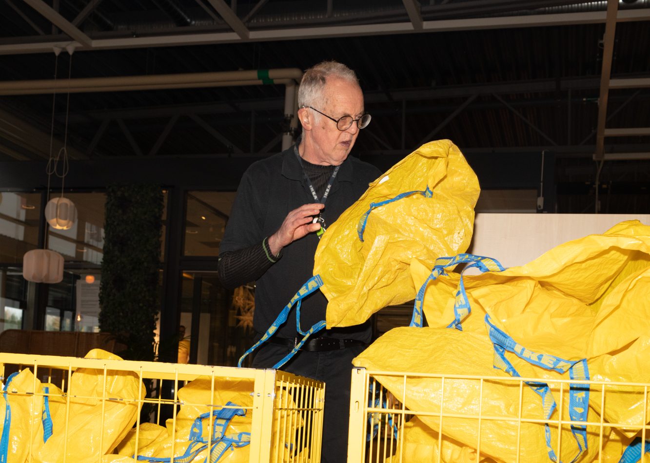 Thomas Christenson säger att hans favoritsyssla på jobbet är att fylla på de gula Ikea-påsarna. Det ger en bra kontrast mot konstnärskapet.