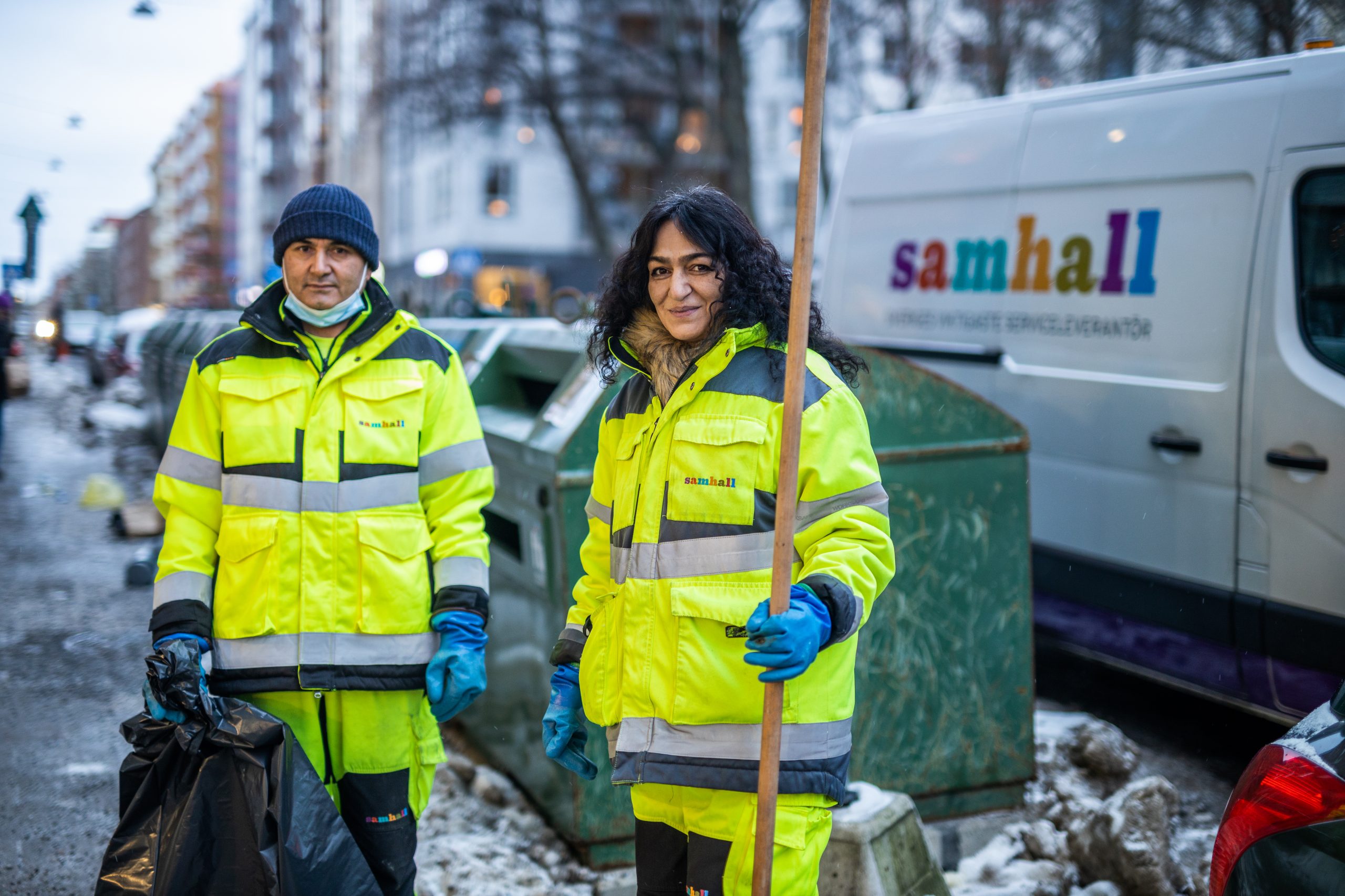 Renhållningsarbetarna Eshaq Ehsamni och Maryam Aminian jobbar vid flera återvinningsstationer.