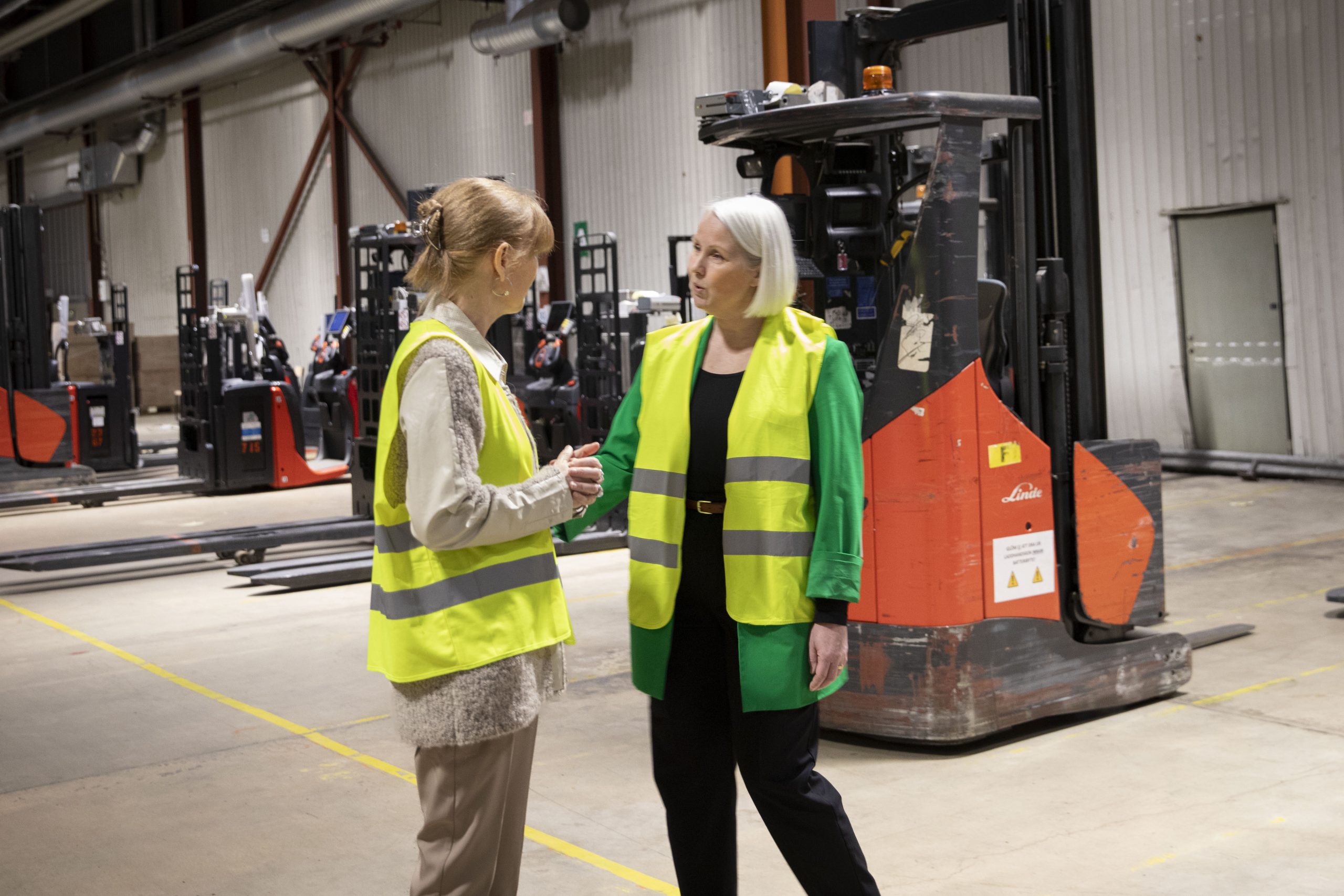 Susanne Byström (grön kavaj), HR-chef, Runsvengruppen/ÖoB och Paulina Hellebuyck (beige kläder), key account manager på Samhall.