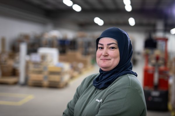 Nazli Togluouglu jobbar på Dahls lager i Järfälla.