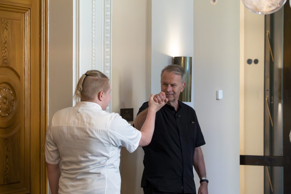 Krögaren Fredrik Eriksson med Samhall-medarbetare som gör praktik på restaurangen på Nationalmuseum.